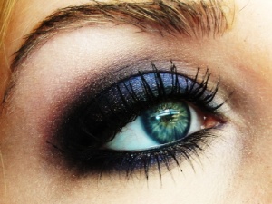 dark-eye-makeup-for-blue-eyes (1)